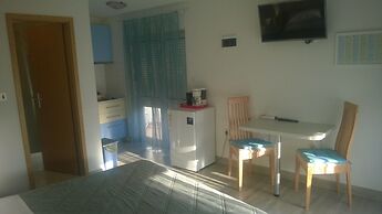 J & B Holiday House