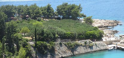 J & B Holiday House
