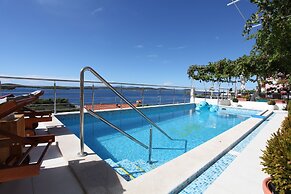 J & B Holiday House