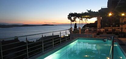 J & B Holiday House
