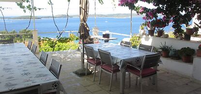 J & B Holiday House