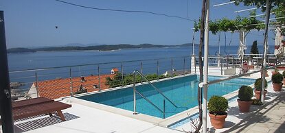 J & B Holiday House