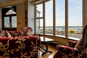 Lakeside Manor Hotel