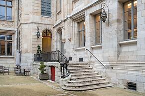 Hotel de Bourgtheroulde, Autograph Collection