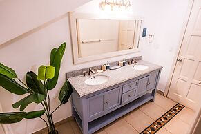 Tropical Suites Hotel