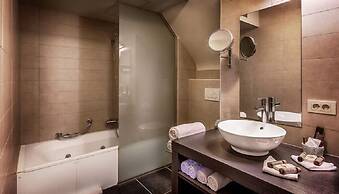 Cleythil Hotel