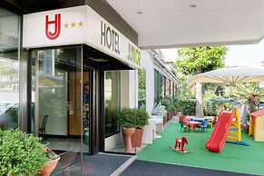 Hotel Junior