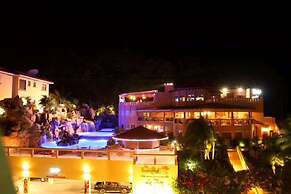 Clarion Suites Roatan at Pineapple Villas