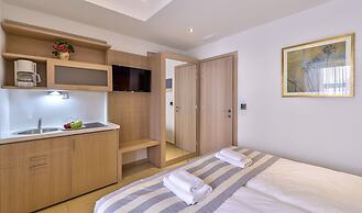 Leonidas Hotel & Apartments