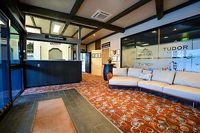 Olde Tudor Hotel
