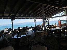 Ninos on the Beach