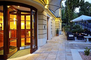 Gold Apartments