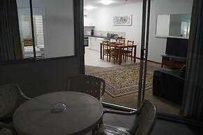 Airlie Seaview Apartments