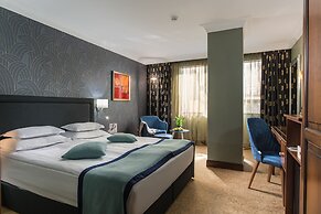 Rosslyn Thracia Hotel