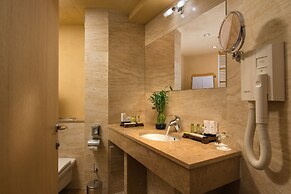 Rosslyn Thracia Hotel