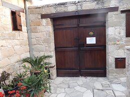 Nikis House