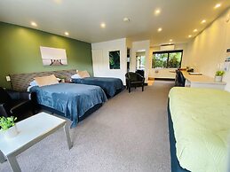 Commodore Motels