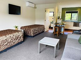 Commodore Motels