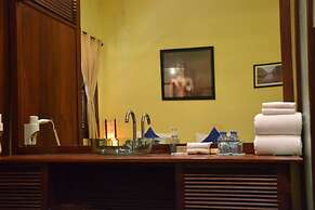 Inthira Thakhek