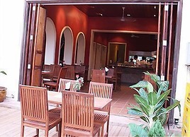 Inthira Thakhek