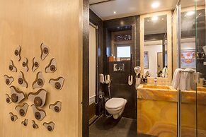 Le Sutra Hotel