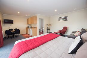 Adventure Lodge & Motel