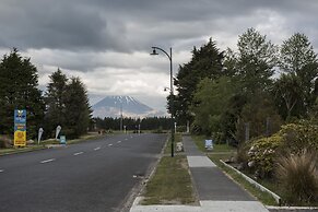 Adventure Lodge & Motel