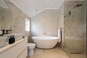 Abalone Hotel & Villas