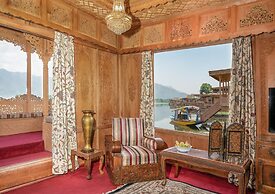 WelcomHeritage Gurkha Houseboats
