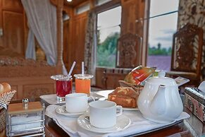 WelcomHeritage Gurkha Houseboats