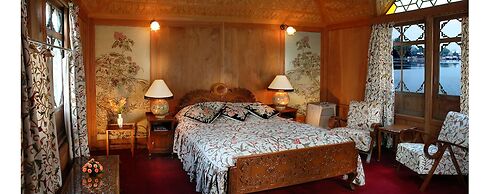 WelcomHeritage Gurkha Houseboats