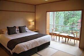 The Ridge Hotel & Apartments
