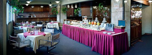 Cesars Plaza Hotel