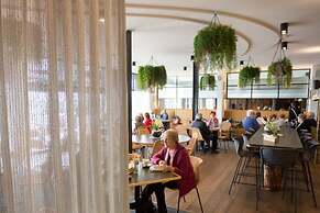 Shoreline Hotel