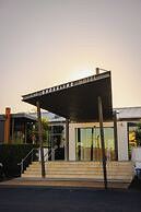Shoreline Hotel