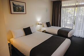 Shoreline Hotel