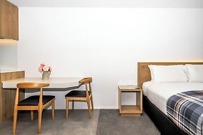 Colonial Manor Motel