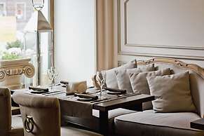 Aston Hotel