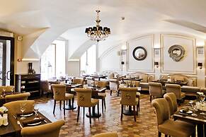 Aston Hotel