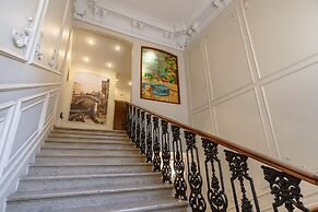 Aston Hotel