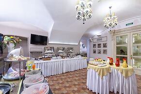 Aston Hotel