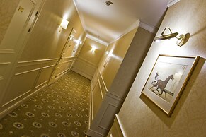 Aston Hotel