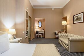 Aston Hotel