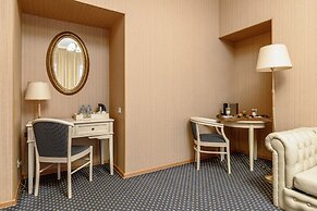 Aston Hotel