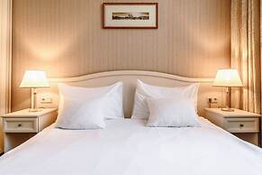 Aston Hotel