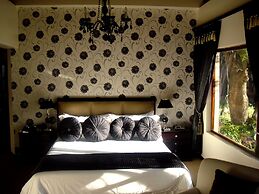 Lourie Lodge