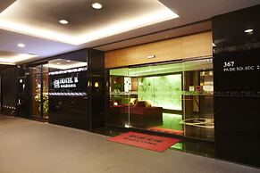 Hotel B