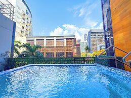 The B Hotel