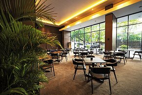 The B Hotel