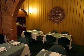 Forest Lodge Motor Inn & Restaurant